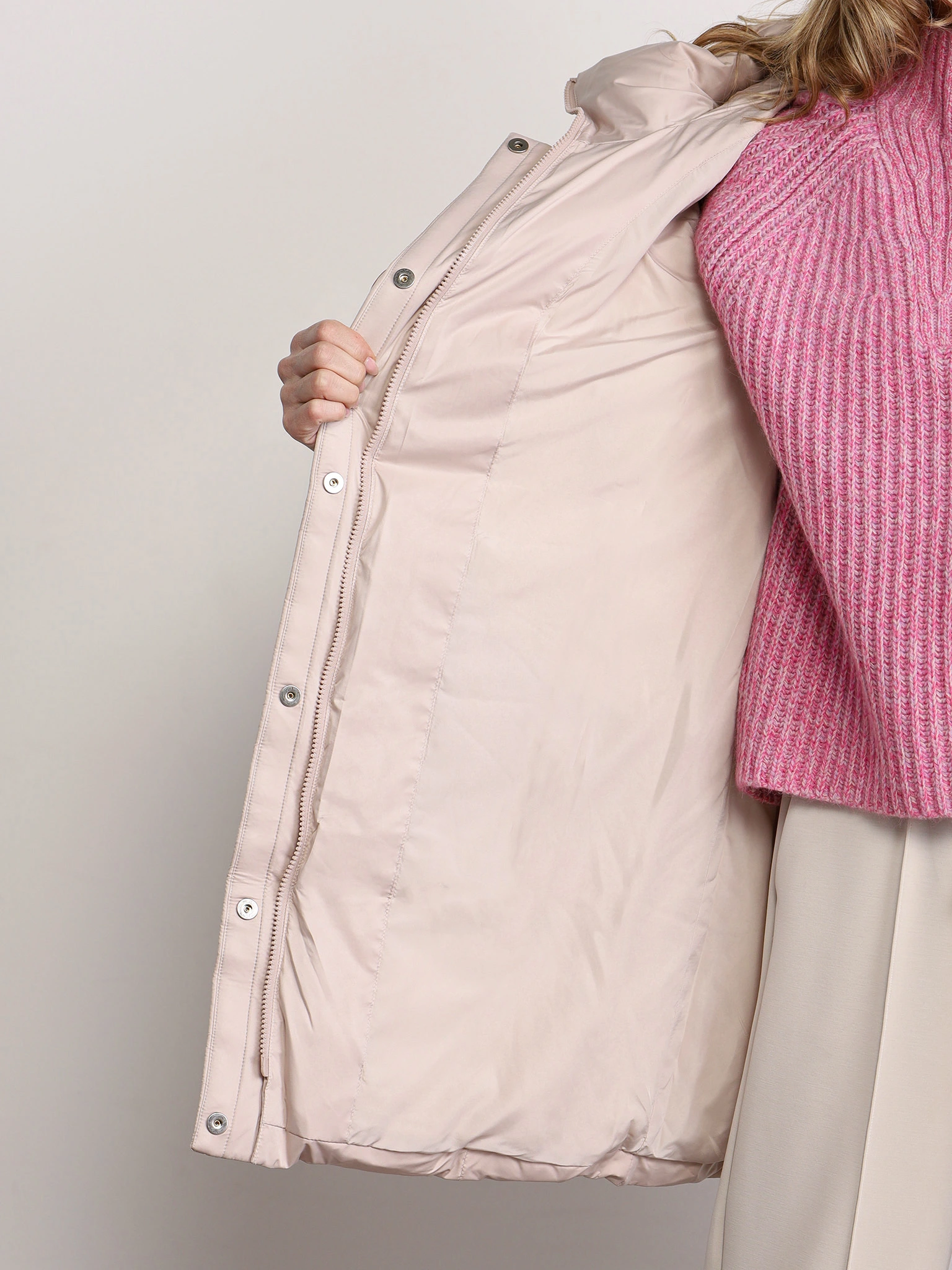 Пуховик светло-бежевого цвета с капюшоном